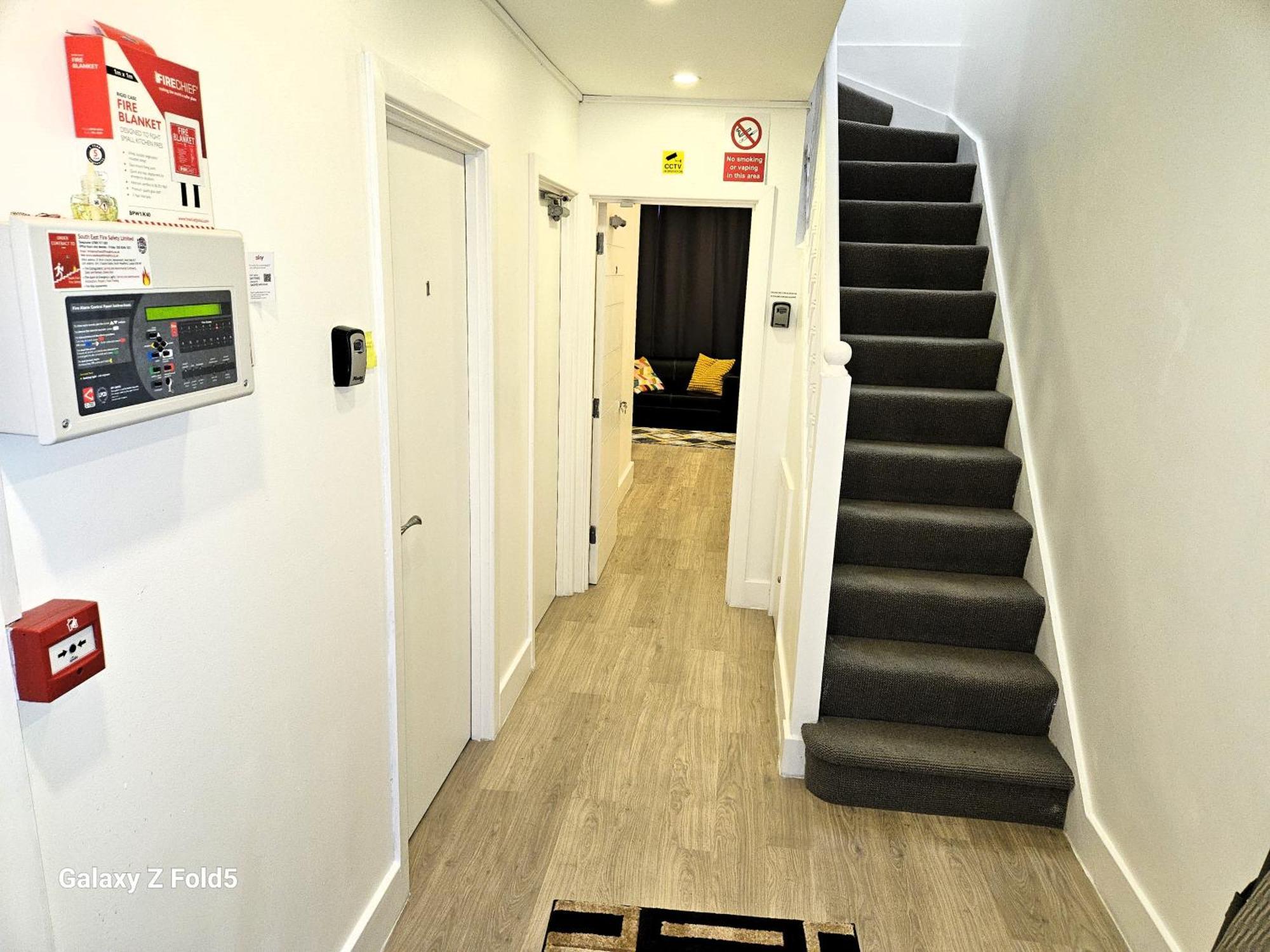 London Sleephouse Partying Is Not Allowed Pls Exterior foto